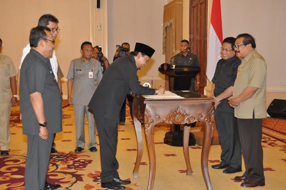 East Java Governor Road Construction Sign MoU Transe Sukorejo- Translucent Stone
