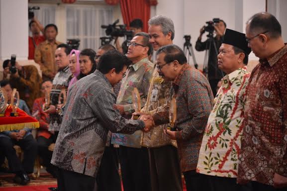 Berhasil Kembangkan APEX Bank, Gubernur Jatim Terima Penghargaan Pelopor Inklusi Keuangan