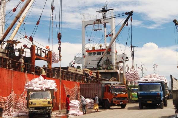 Pengguna Jasa Bongkar Muat Di Pelabuhan Perak Surabaya Tolak Kenaikan Upah TKBM