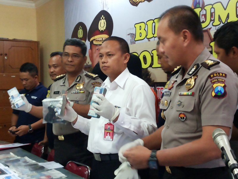 Gerebek Judi, Polisi Temukan Senpi