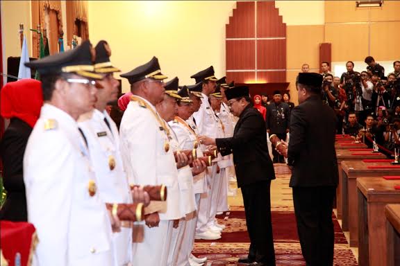 Ingatkan Tak Baik Ribut Dengan DPRD, Gubernur Jatim Lantik 17 Kepala Daerah