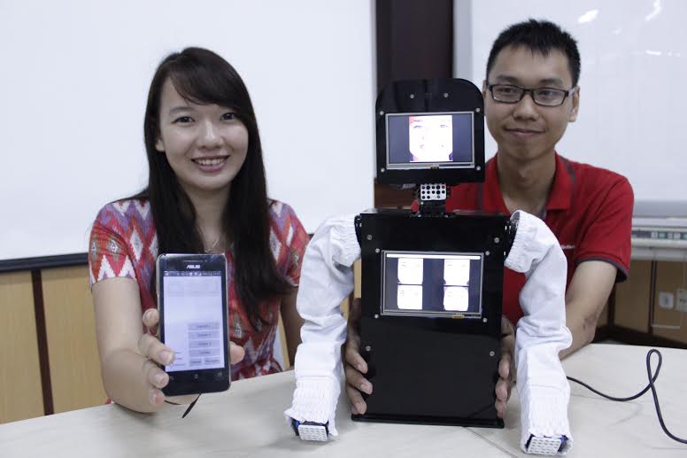 Mahasiswa Ubaya Buat Robot Terapi Anak Autis