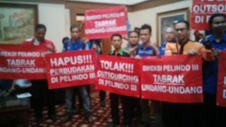PT Pelindo III Paksa Pekerja Jadi Tenaga Outsourcing
