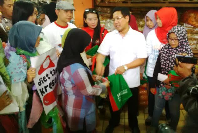 Garda Bangsa Ajak Pengunjung Pasar Wonokromo Diet Tas Kresek