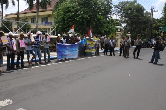 Forum Selok Awar-Awar Tuntut Pemkab Lumajang Pemulihan Pesisir Lumajang