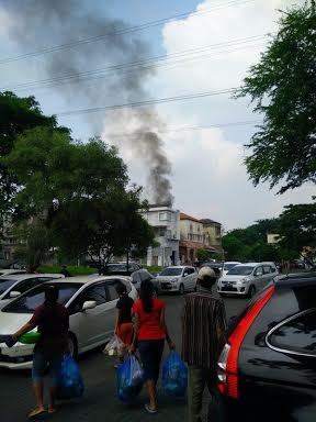 Gereja Terbakar, Jemaat Berhamburan Keluar
