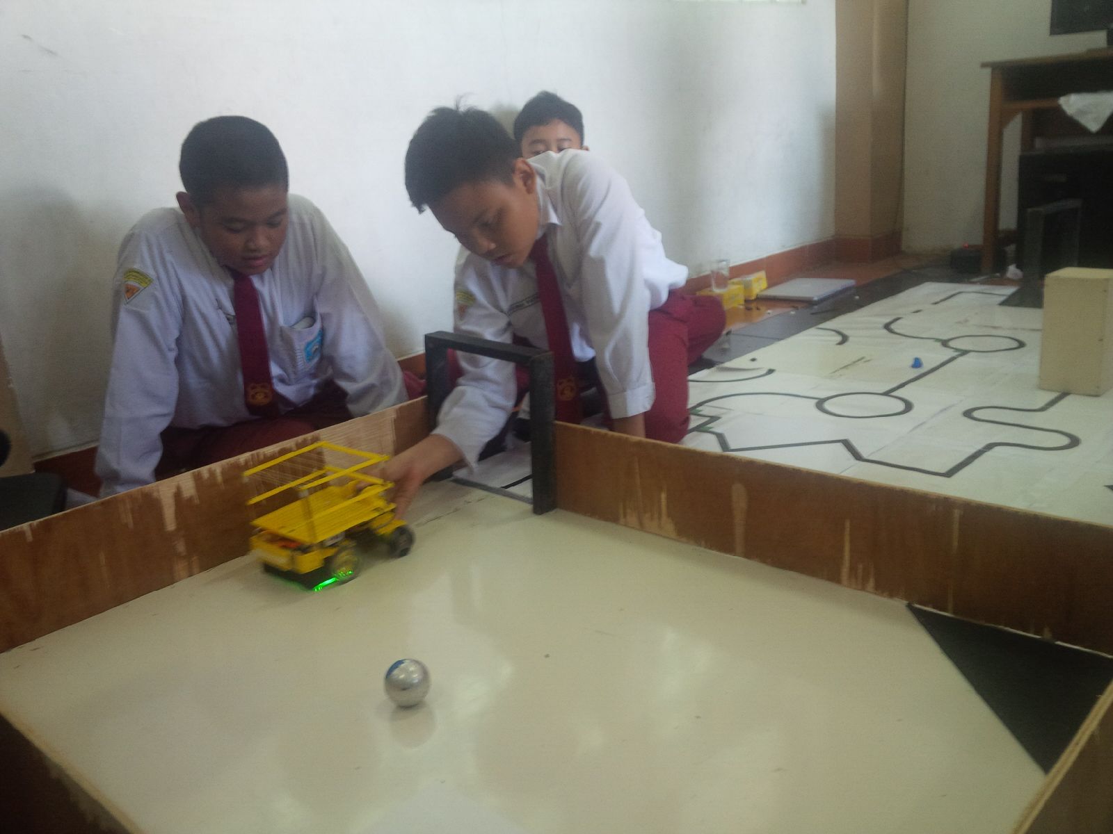 Tiga siswa Sekolah Dasar Muhamadiyah 4 Juarai Kompetisi Robot