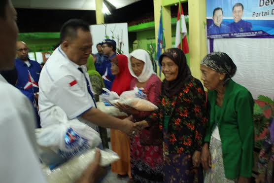 dr. Agung Turun Gunung, Gerojok Bantuan Pemodalan Warung Desa Di Banyuwangi