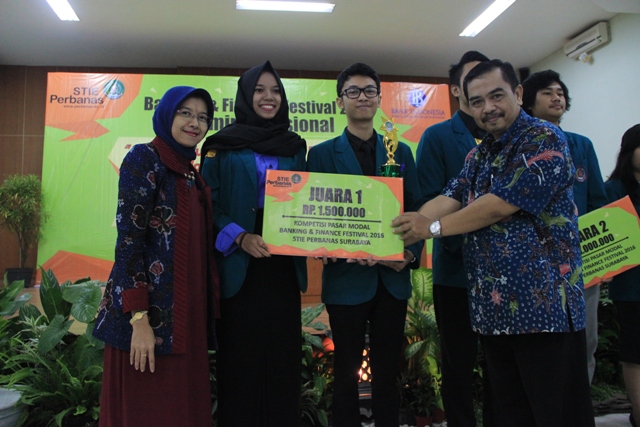 STIE Perbanas Beri Penghargaan Mahasiswa Terbaik Bidang Keuangan
