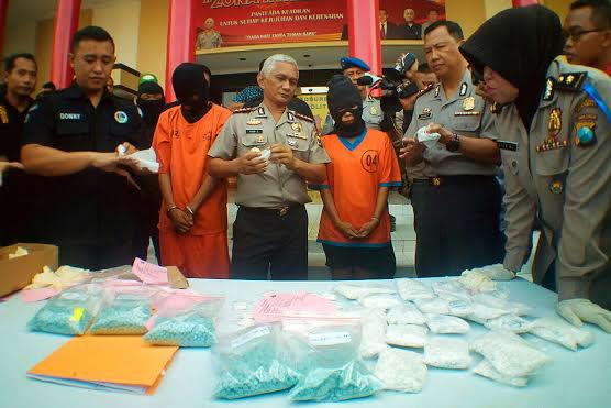 Polrestabes Surabaya Tangkap Kurir Bawa 5000 Butir pil Setan