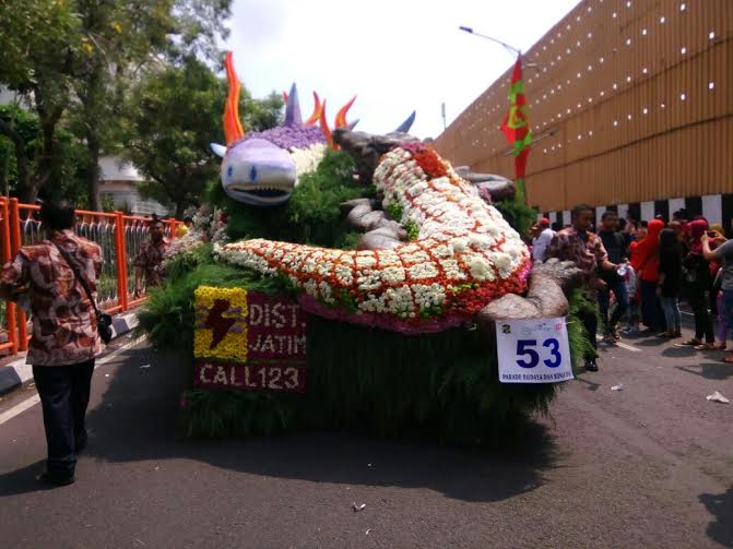 Ratusan Mobil Hias Ikut Parade