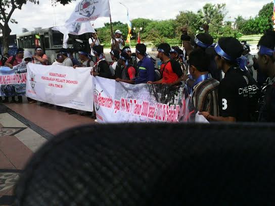 Tuntut Kesejahteraan, Pelaut Gelar Aksi Di Kantor Gubernur Jatim
