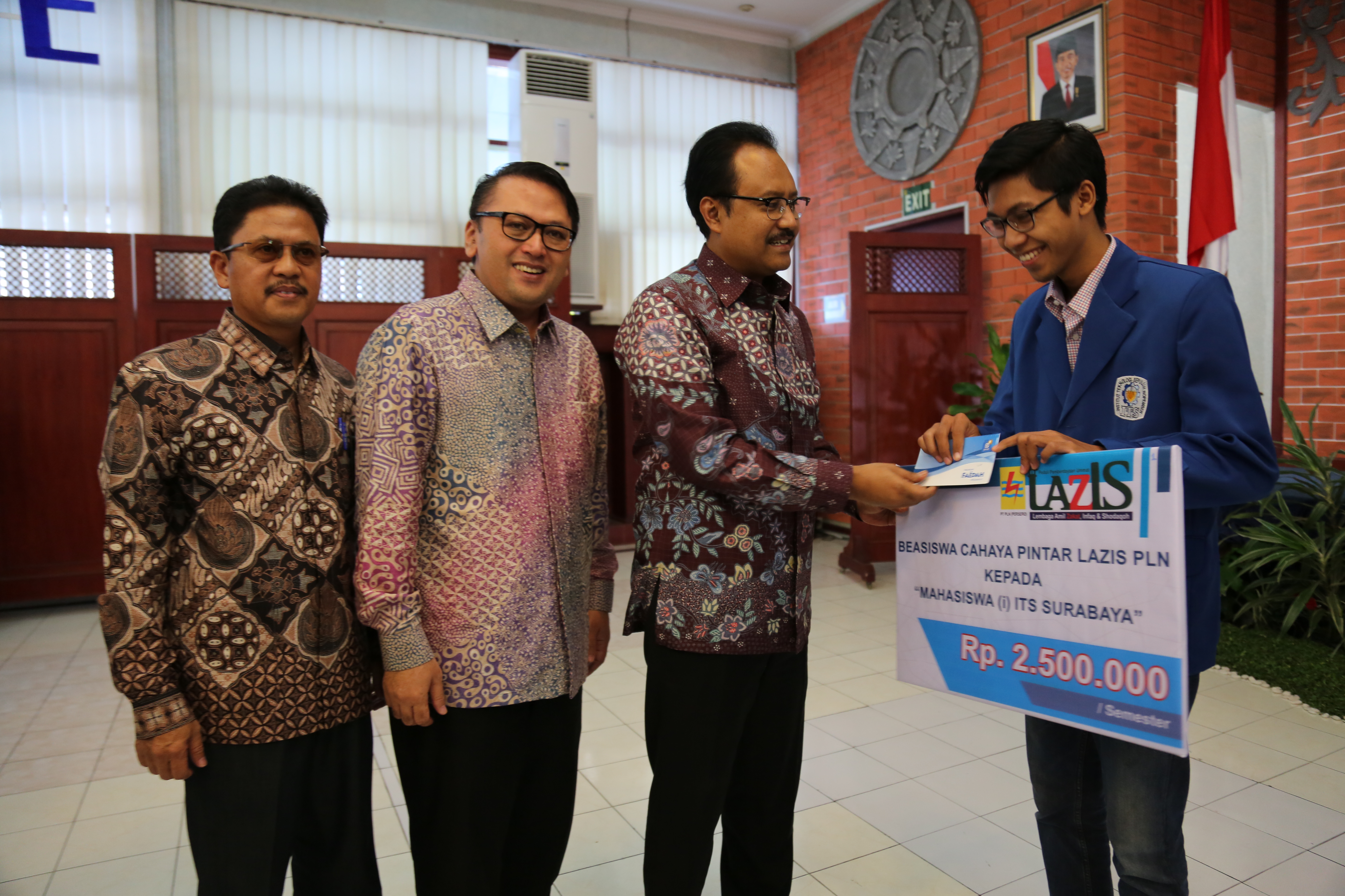 PLN Jatim &nbsp;Salurkan Rp 4 Miliar Program Beasiswa Cahaya Pintar