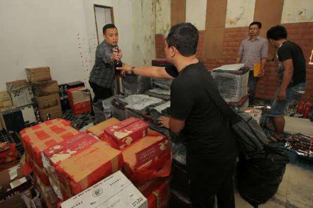 Polrestabes Surabaya Grebek Pabrik Miras Import Tanpa Pita Cukai