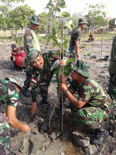 Anggota Koramil 02/Semampir jajaran Kodim 0830/Surabaya Utara laksanakan giat penghijauan