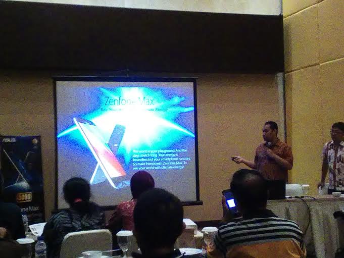 Smartphone Berbaterai Raksasa yang Bisa Jadi Powerbank