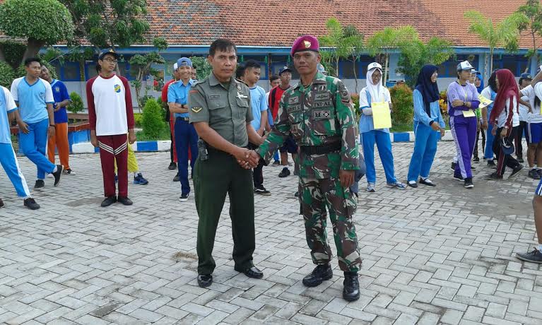 Babinsa Koramil Krembangan Latih PBB di SMA Hangtuah 1 Surabaya