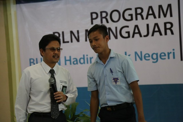 GM PLN Jatim Jadi Guru Se Hari Di SMKN 2 Surabaya
