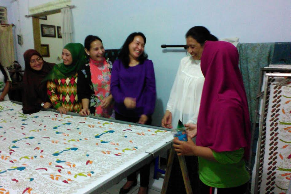 Ketua Persit Kartika Chandra Kirana Daerah V/Brawijaya Kunjungi Pengrajin Batik Khas Madiun