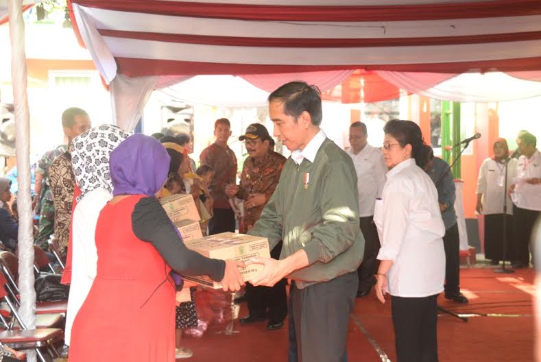 Kunjungi Jatim, Presiden Jokowi Bagi-bagi PMT