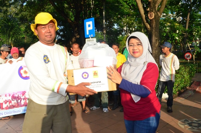 Persatuan Ibu PLN Jatim Beri Bantuan 240 Orang Pembersih Jalan