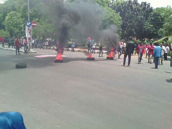 Tuntut DPRD Evaluasi Kinerja Bupati Bangkalan, Mahasiswa Cipayung Baku Hantam Dengan Aparat