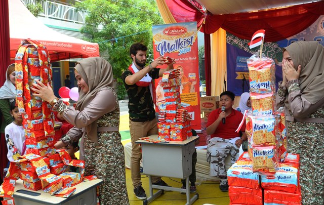 Biskuit Halal Kokola Edukasi Murid Al Azhar dengan Membuat Miniatur Tugu Pahlawan Surabaya