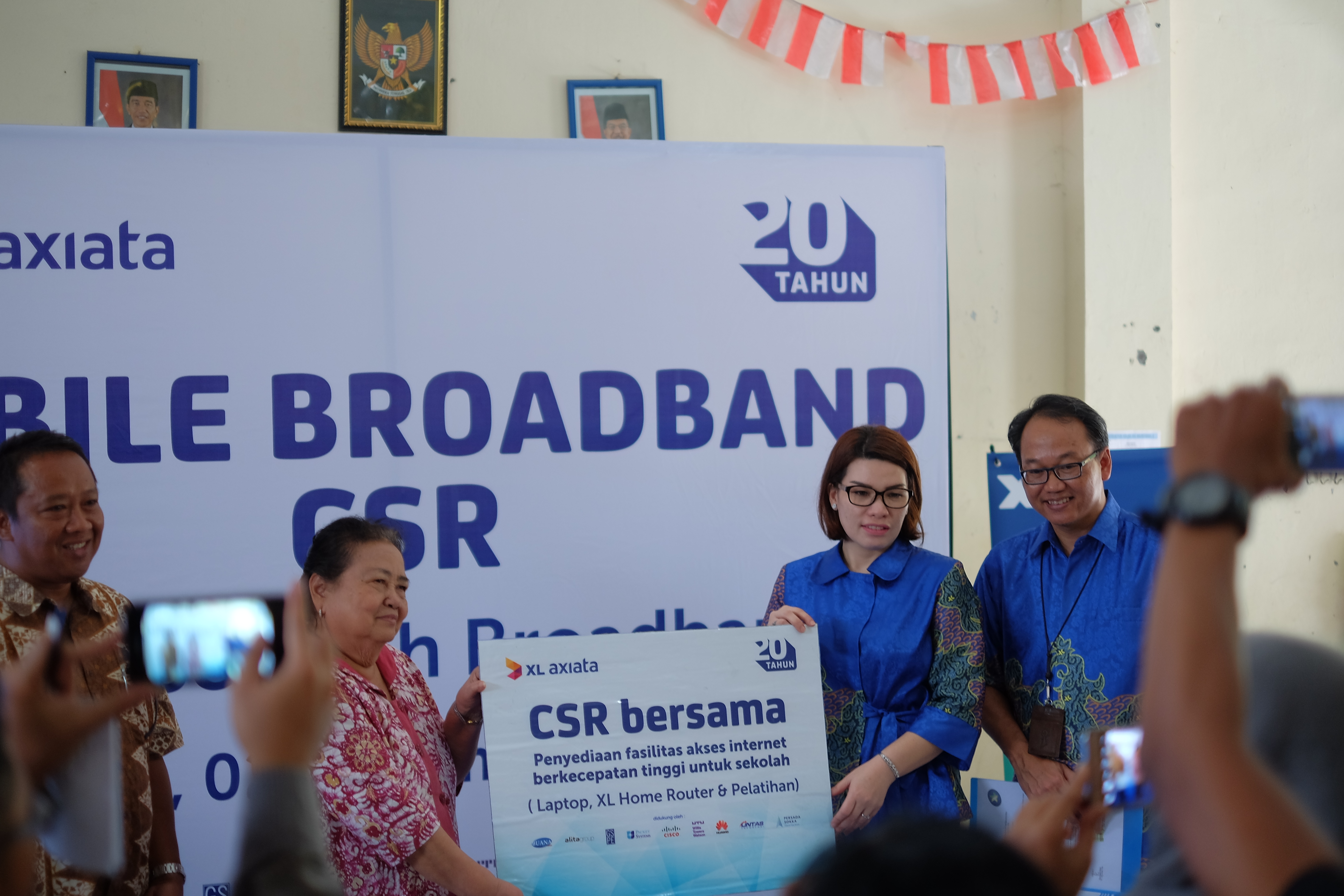XL Gratiskan Mobile Broadband Ke SMK Adhikawacana