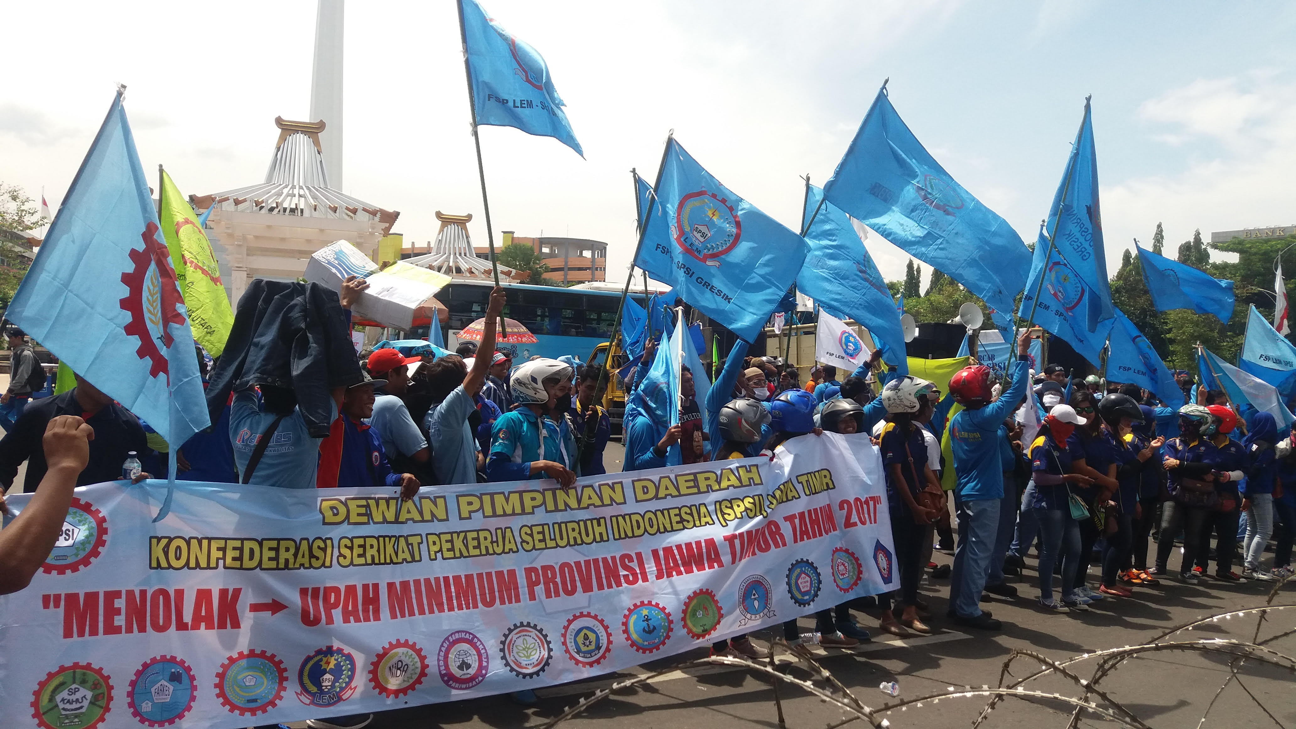Ribuan Buruh Demo Tolak UMP Jatim 2017