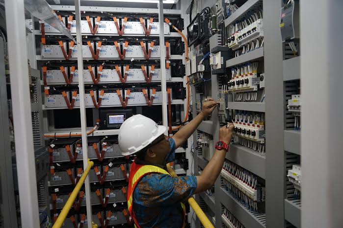 Pertama di Indonesia, E-RTG Bertenaga Baterai Dioperasikan di Pelabuhan Tenau Kupang