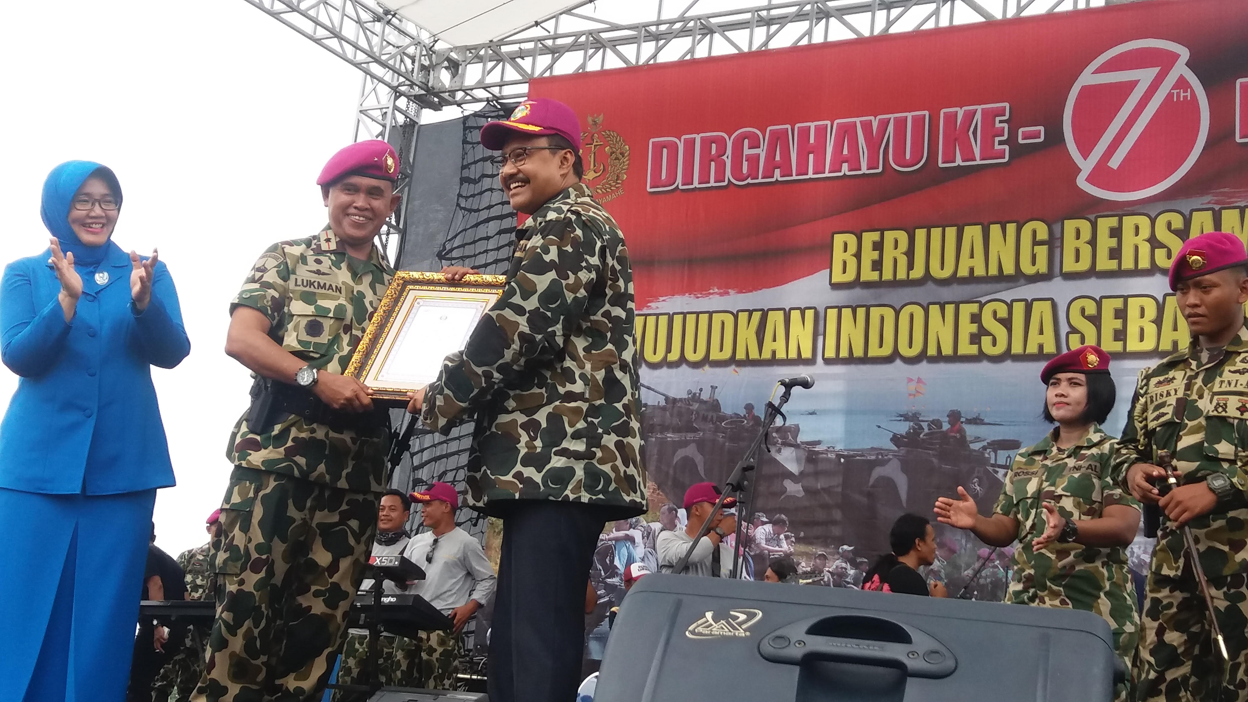 Gus Ipul Dinobatkan Jadi Keluarga Besar Korps Marinir