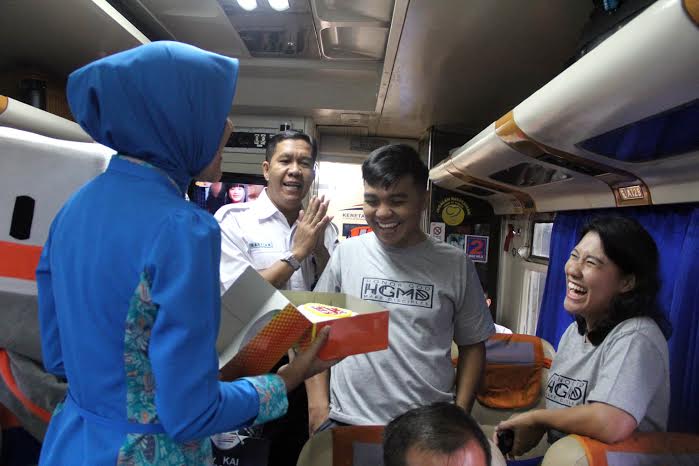 HUT Ke-18, PT KAI Daop 8 Bagi-Bagi Souvenir