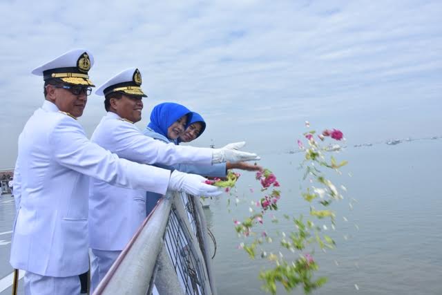 Hari Pahlawan, Pangarmatim Upacara Tabur Bunga Di Kapal Perang