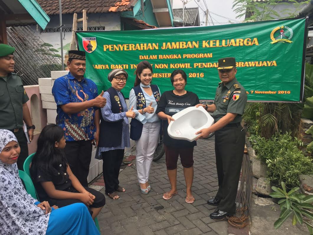 Pendam V Brawijaya Bantu Warga Kurang Mampu Di Surabaya