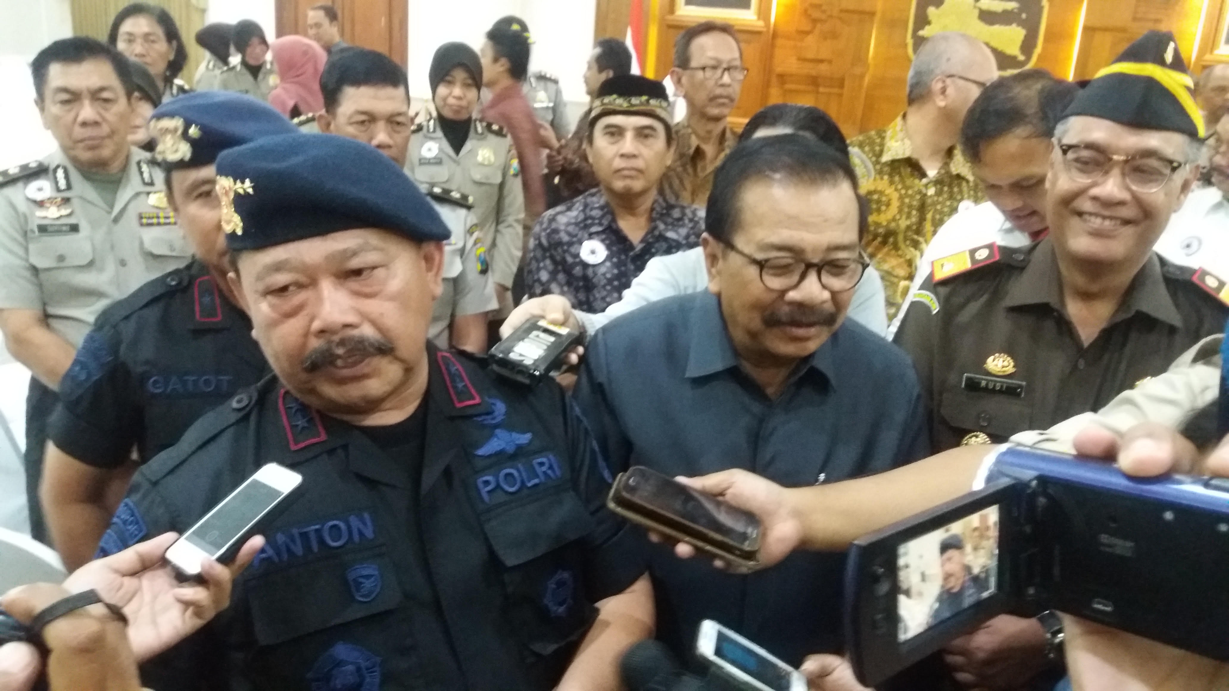 Gubernur Jatim Lantik Unit Satgas Sapu Bersih Pungutan Liar