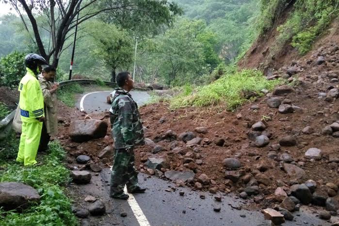 Tertimbun Longsor, Jalur Trenggalek-Ponorogo Lumpuh