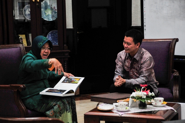 Buku Tentang Denyut Pasar Pabean Diserahkan Ke Risma