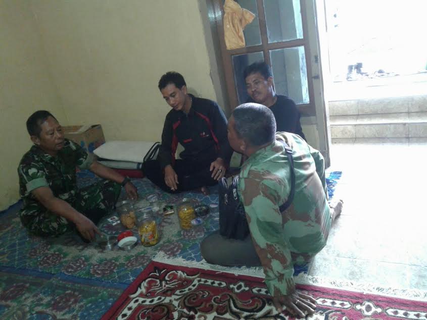 Babinsa Koramil Tandes Intensifkan Komsos Dengan Warga Sukomanunggal