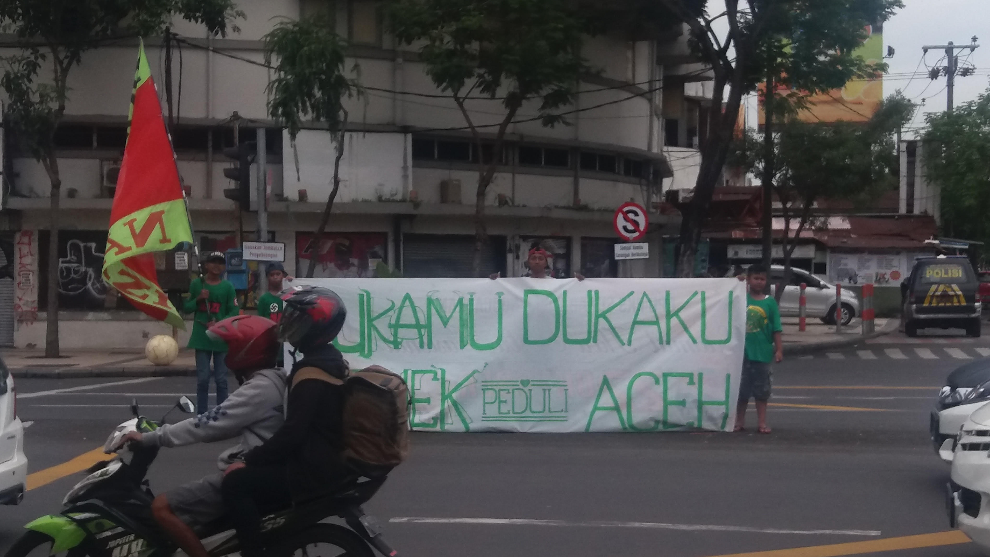 Dilarang Gus Ipul, Bonek Nekat Galang Dukungan Dana Untuk Korban Gempa Di Aceh