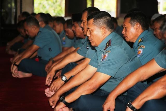 Prajurit Koarmatim Khusus Berdoa Untuk Wakasal dan Korban Pesawat Hercules