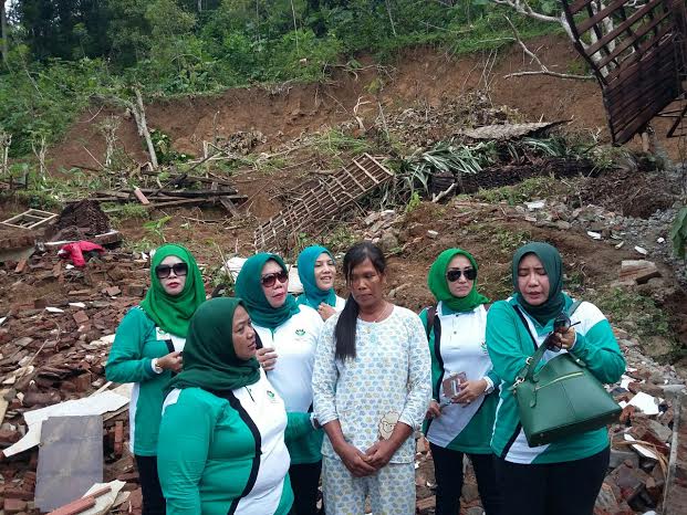 Prihatin Korban Longsor Trenggalek, Perempuan Bangsa Jatim Gelontor Bantuan Kemanusiaan