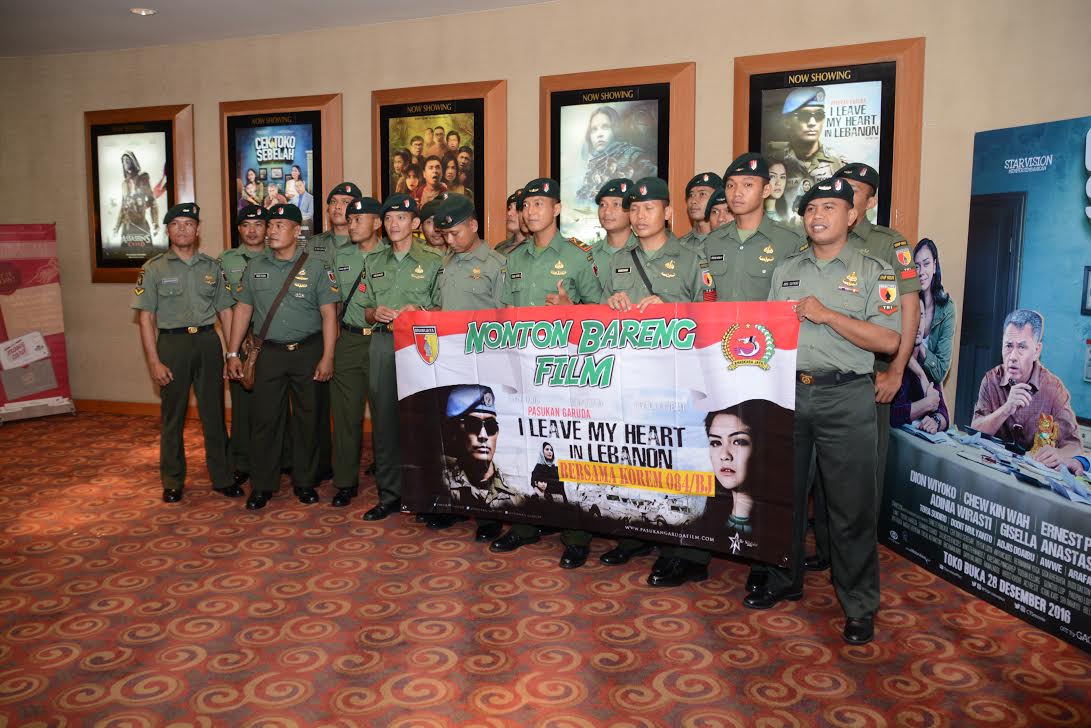 TNI dan Masyarakat Seru Nobar Film I Leave My Heart In Libanon