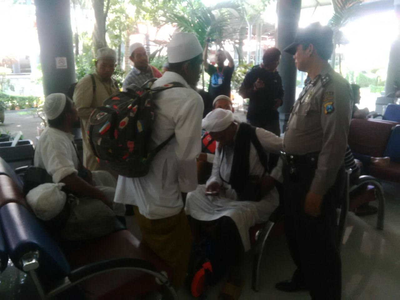 Polisi Geledah Penumpang KA Yang Dicurigai Ikut Aksi 212