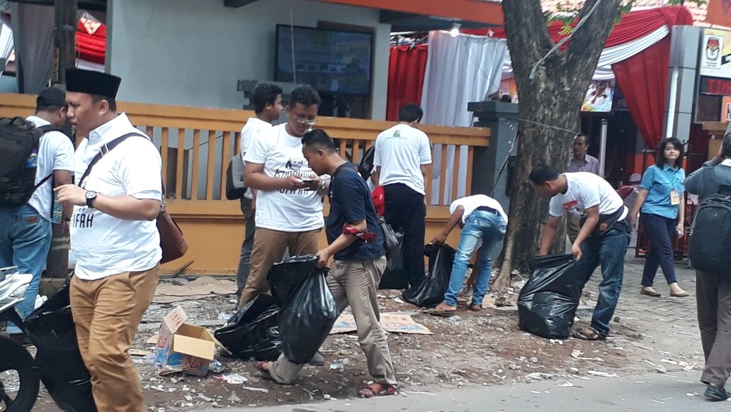 Relawan Khofifah-Emil Bersihkan Sampah Sekitar KPU Jatim