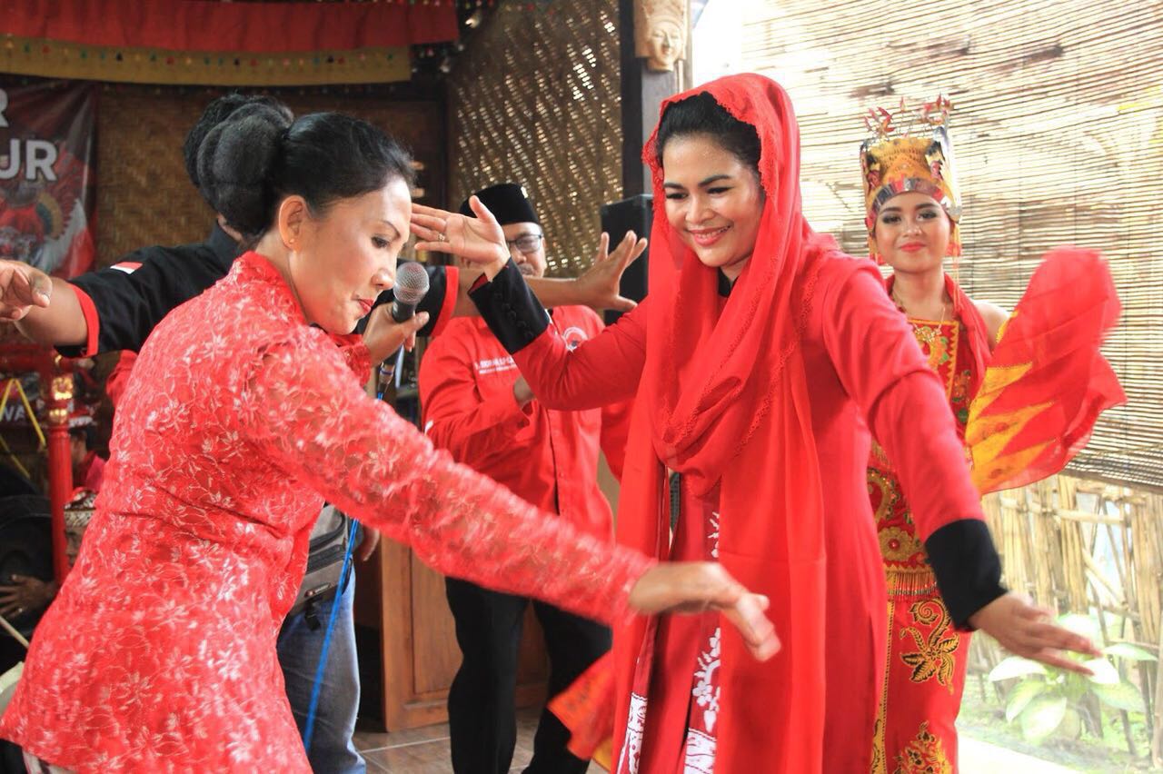 Kunjungi Osing, Puti Guntur Ikut Menari Gandrung