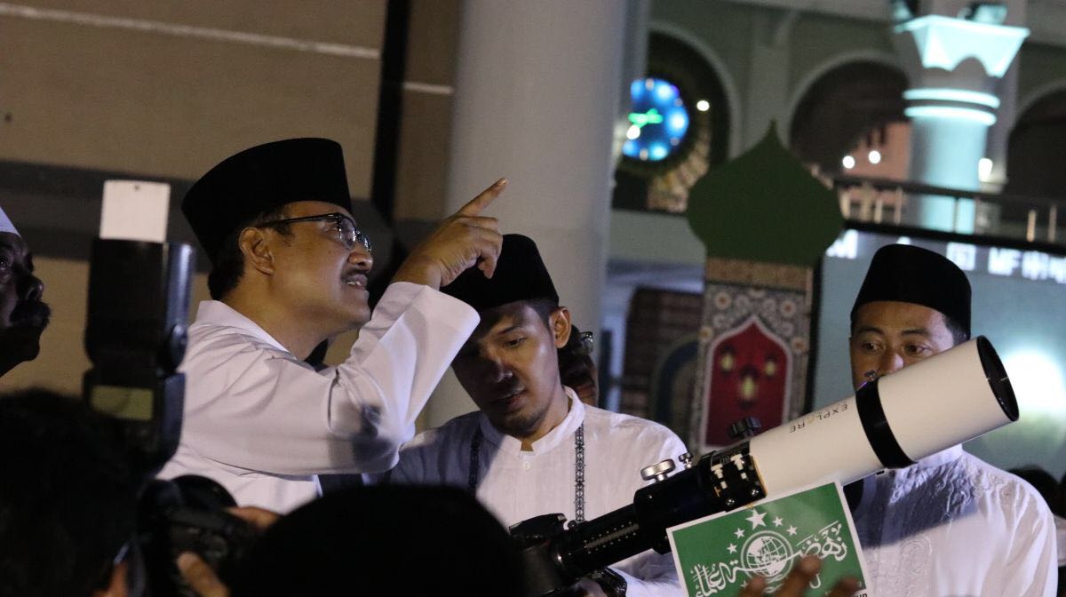 Bersama Ribuan Warga, Gus Ipul Menikmati Gerhana dan Sholat Gerhana di Masjid Al Akbar