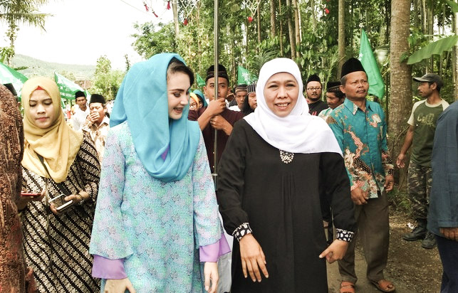 Di Trenggalek, Khofifah Didampingi Arumi Sosialisasi Coblos Jilbab Putih