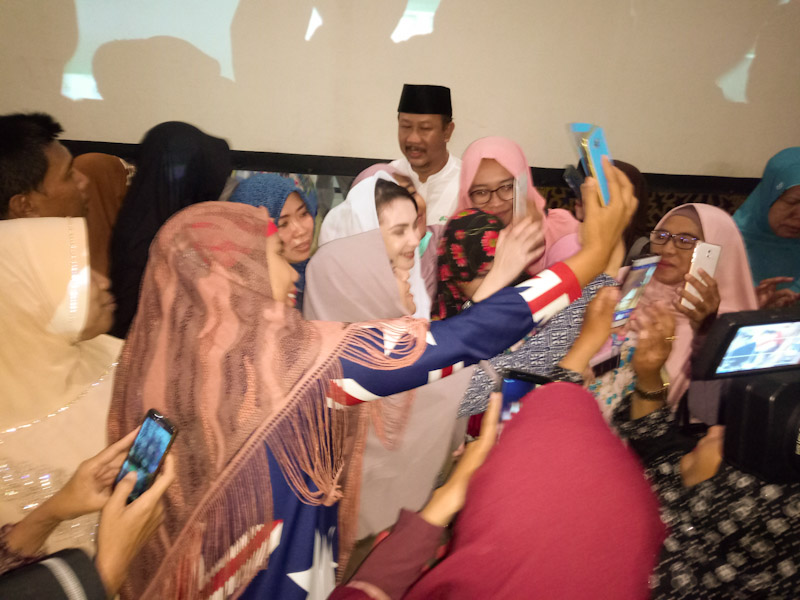 Ketika Pesona Arumi Bersaing dengan Gerhana Bulan