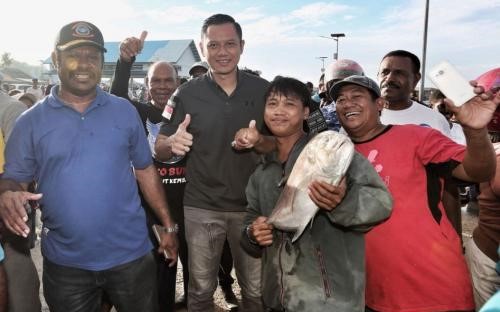 Pakde Karwo dan Emil Dardak Terima Satya Lencana Adityakarya Mahatmayodha