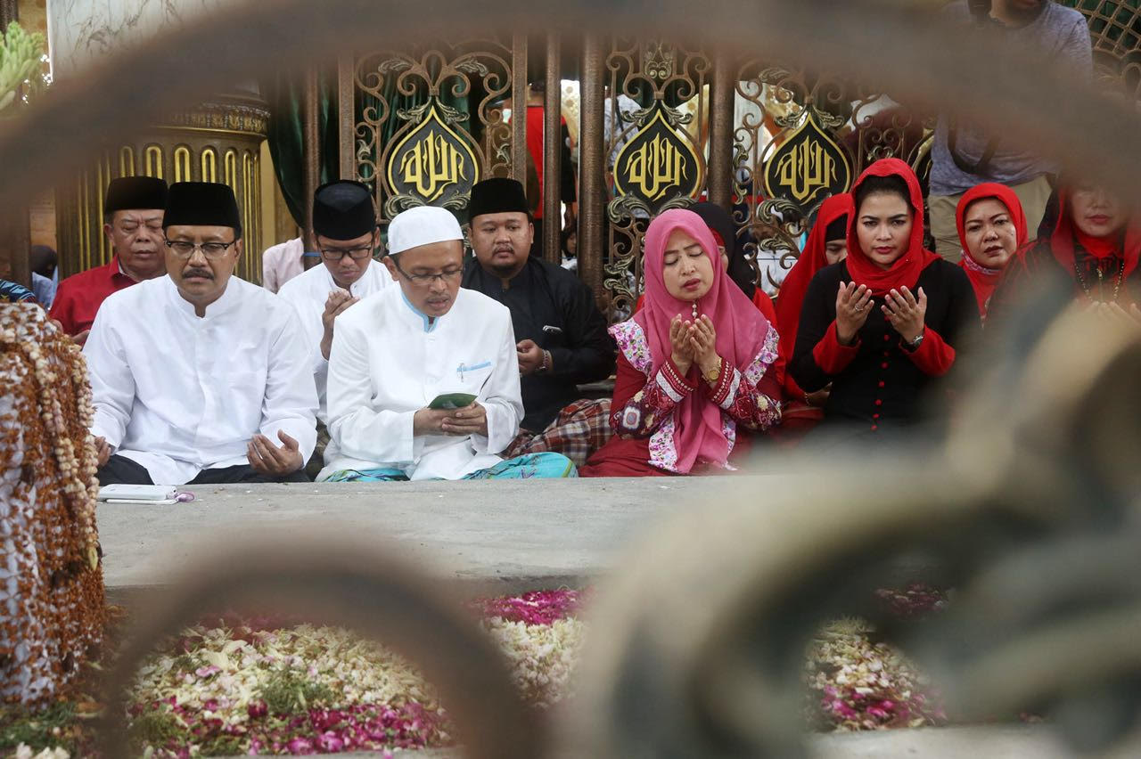 Puti Ziarah ke Makam Syaichona Cholil